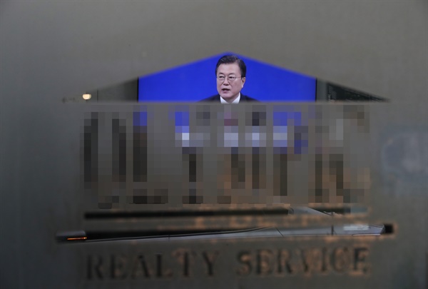  18일 오전 서울 송파구의 한 부동산중개업소 내 TV에 문재인 대통령의 신년 기자회견 생중계가 나오고 있다.
