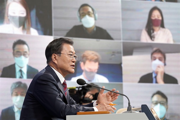  문재인 대통령이 18일 청와대 춘추관 2층에서 열린 신년 기자회견에서 기자들의 질문에 답변하고 있다.