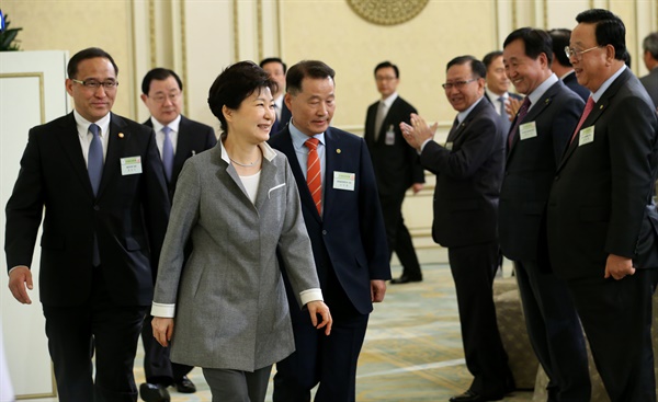 박근혜 대통령이 2016년 4월 20일 청와대에서 열린 전국 새마을지도자와의 대화에 참석하고 있다. 2016.4.20

