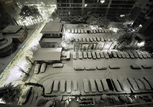  18일 오전 광주 서구의 한 아파트 단지 주차장이 새벽에 내린 눈이 쌓여 있다. 