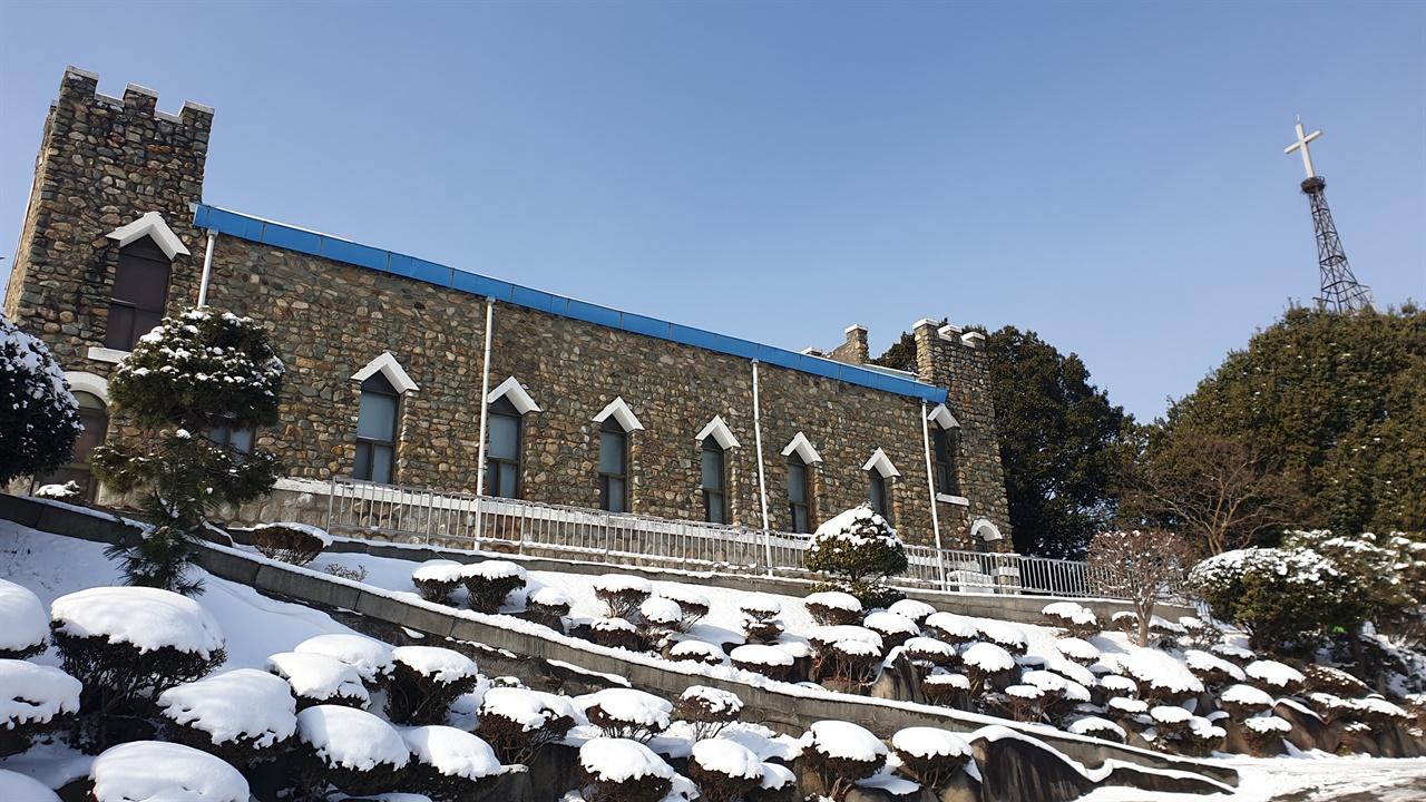  100년 넘은 역사를 지닌 영산포교회 전경. 눈이 내린 지난 1월 8일 모습이다.