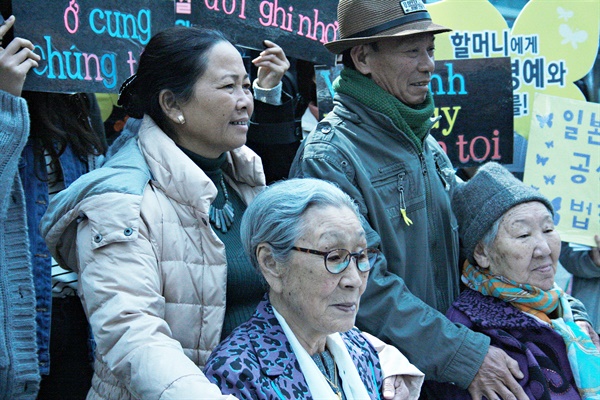   2015년 방한 당시 수요집회에 참석한 베트남전 학살 생존자 응우옌떤런씨(오른쪽)