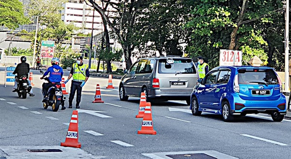 국가비상사태로 인한 도로 검문  국가비상사태로 주 경계를 넘을 수없고 주거지에서 10Km이상을 벗어날 수 없게 되었다 