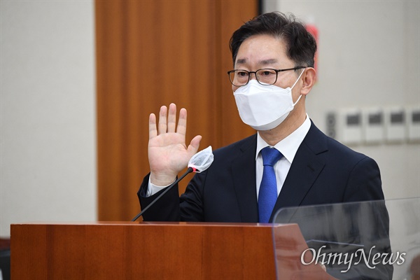 박범계 법무부 장관 후보자가 지난 25일 오전 서울 여의도 국회 법제사법위원회에서 열린 인사청문회에 출석해 후보자 선서를 하고 있다.