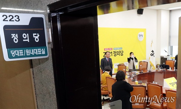  정의당 김종철 대표가 성추행 사건으로 직위해제된 25일 국회에서 열린 비공개 당 대표단회의를 마친 관계자들이 회의실을 나서고 있다.