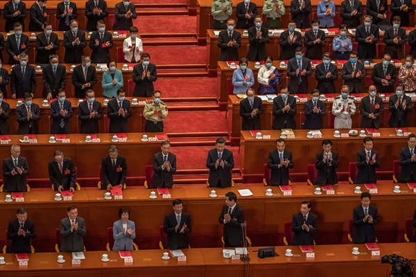  시진핑 중국 주석과 리커창 총리가 제13차 전국인민대표대회 폐막식에서 박수를 치고 있다. 2020. 5.28