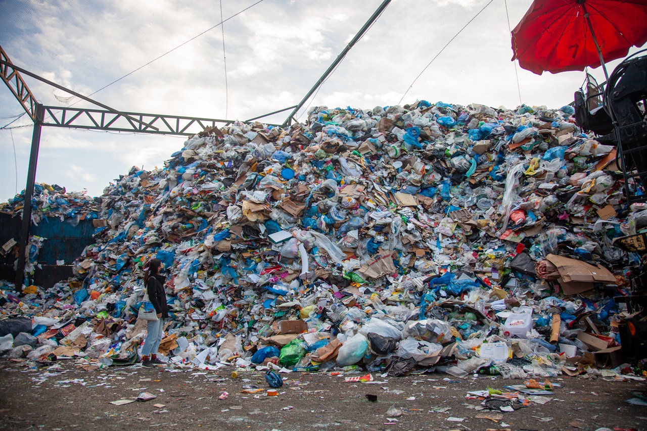  산처럼 쌓인 플라스틱 쓰레기들. 코로나19이후 플라스틱 쓰레기가 급증했다. 