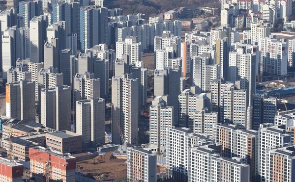 경기도 광주 남한산성에서 바라본 위례신도시에 건축중인 아파트의 모습.