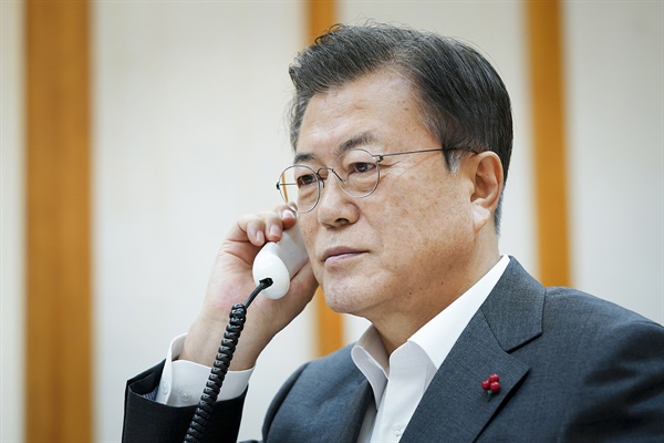  문재인 대통령과 시진핑 중국 국가주석은 26일 오후 9시부터 40분간 전화 통화를 했다. 