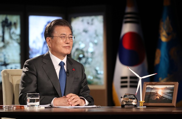  문재인 대통령이 27일 오후 청와대에서 화상으로 열린 2021 세계경제포럼(WEF) 한국정상 특별연설에 참석, 연설하고 있다.