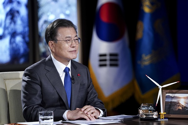 문재인 대통령이 27일 오후 청와대에서 화상으로 '2021 세계경제포럼(WEF) 한국정상 특별연설'에 참석해 연설을 하고 있다.