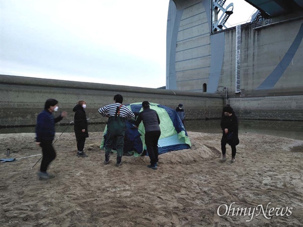  낙동강네트워크 활동가들은 낙동강 합천창녕보의 고정보 앞에서 텐트를 치고 1월 27일부터 28일 사이 '보 수문 개방'을 요구하며 밤새 야영했다.