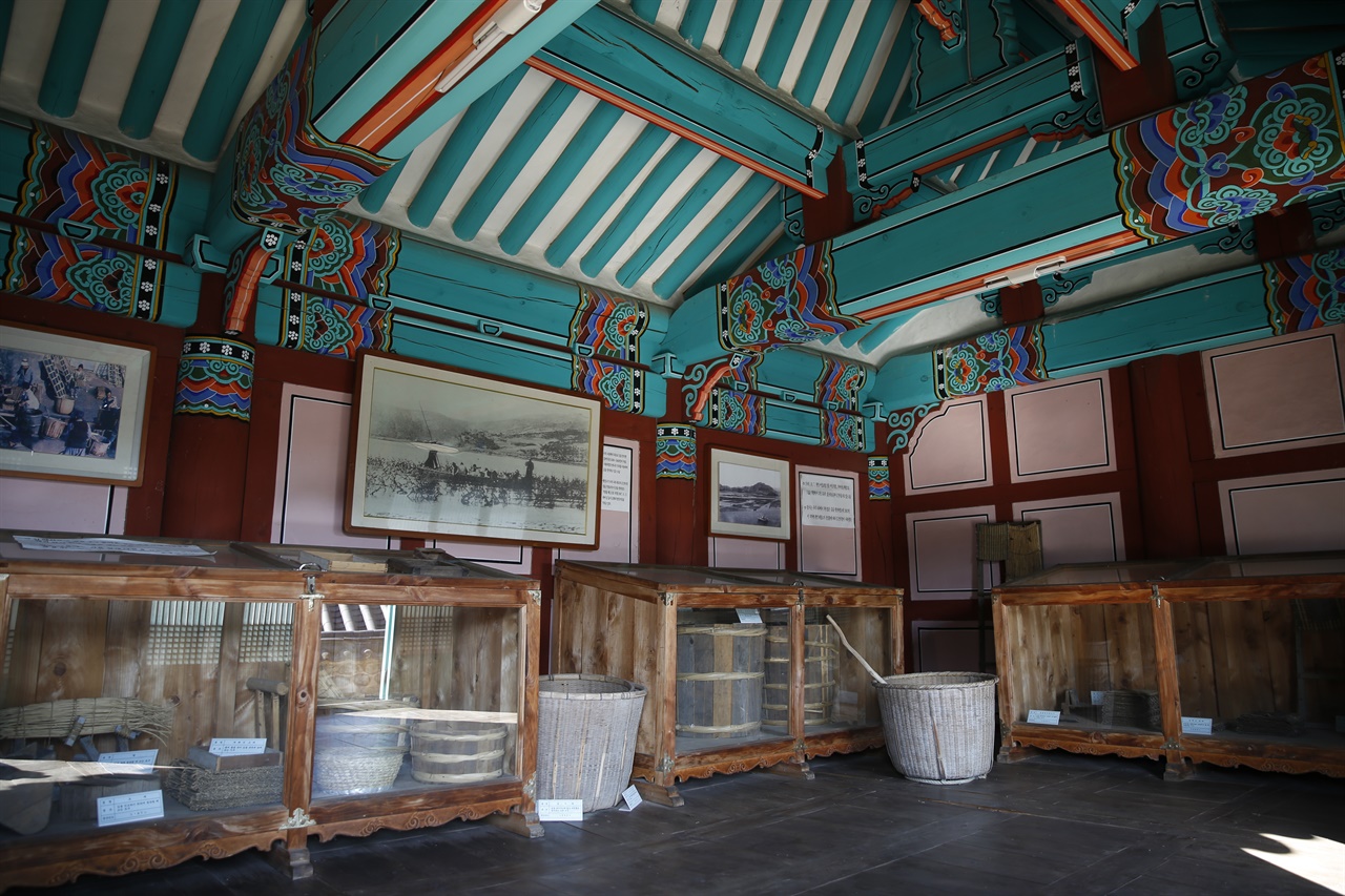  광양 김시식지 역사관의 유물전시관 내부. 김양식에 쓰이는 갖가지 도구들이 전시돼 있다.