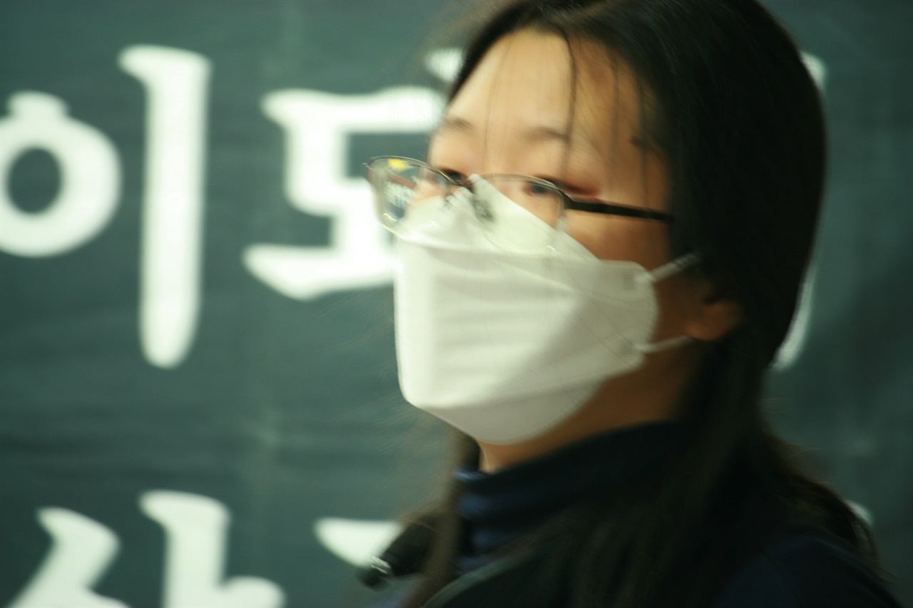  지난 12일 서울시 중구 환경보건시민센터에서, 가습기살균제 피해자 김선미씨를 만났다. 그녀의 가족들은 애경제품을 사용하여, 10년이 넘도록 천식과 호흡기질환을 앓고 있다.