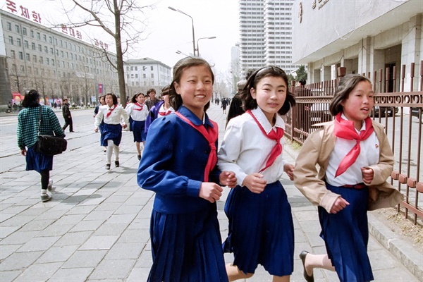  등교하는 북한 아이들. 