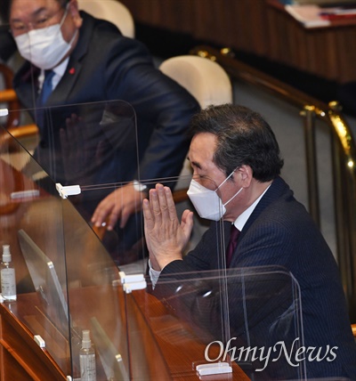  더불어민주당 이낙연 대표가 1일 서울 여의도 국회에서 열린 제384회국회(임시회) 제1차 본회의에서 생각에 잠겨 있다.