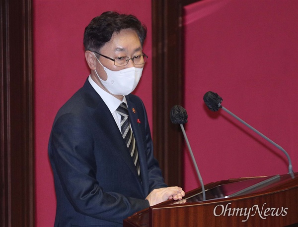  박범계 법무부 장관이 1일 오후 서울 여의도 국회에서 열린 제384회국회(임시회) 제1차 본회의에서 신임 장관 인사를 하고 있다.