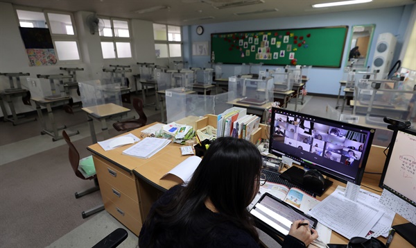 서울의 한 초등학교 교실에서 교사가 원격수업을 하고 있다. 자료사진.

