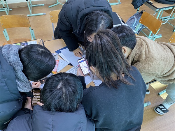  대전여고 1학년 학생들이 '택배 노동자 달력'을 만들기 위한 활동을 벌이고 있다. 