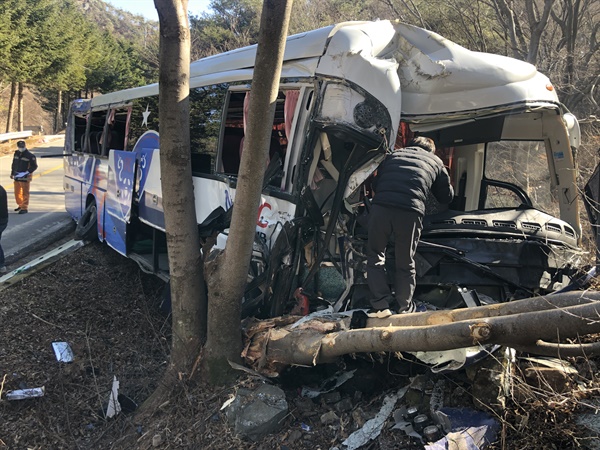  2일 낮 12시 39분경 산청군 단성면 방목리 인근 도로에서 발생한 버스 사고.