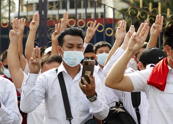  미얀마 쿠데타 저항운동의 상징 표현인 세손가락을 들어보이는 대학생들