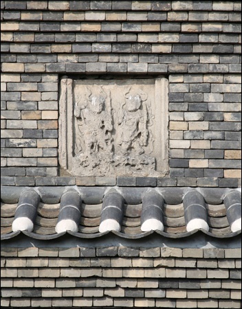화강안 판석 전탑 2층에는 인왕상 2구를 조각한 화강암 판석이 장식되어 있다.