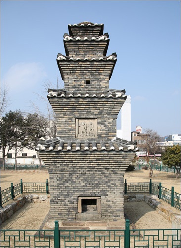 5층전탑2 5층전탑(塼塔)을 쌓은 벽돌은 한개당 길이 27.5센티, 너비 12.5센티, 두께 6센티의 무늬 없는 벽돌이 쓰였으며 석탑이 흔한 한국에서는 귀한 탑이다.