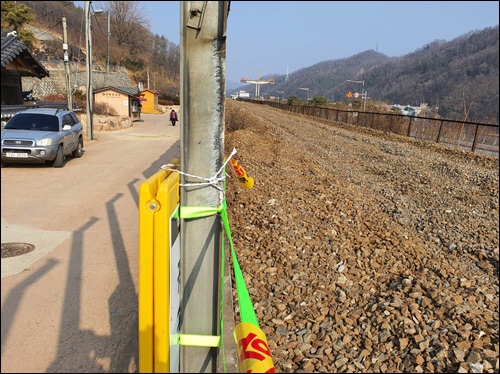  지금은 걷힌 임청각(왼쪽) 앞 철로 2121년 2월 6일 현재, 임청각(왼쪽) 앞 철로는 걷혀있었다. 방음벽은 아직 철거 안되고 사진 찍을 수 있을 만큼만 헐린 상태다.