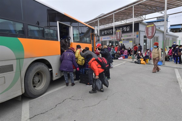  장터 가운데 있는 시내버스정류장. 아침 일찍 나와서 장을 서둘러 마친 주민들이 집으로 가기 위해 버스를 타고 있다.