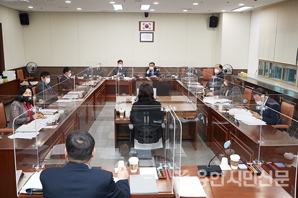 용인시의회 자치행정위원회는 용인시정연구원 출연동의안에 대해 심사를 진행해 통과시켰다.