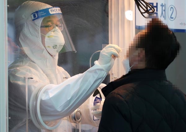  11일 오전 서울역광장에서 설치된 임시선별검사소에서 의료진이 검체 채취를 하고 있다.
