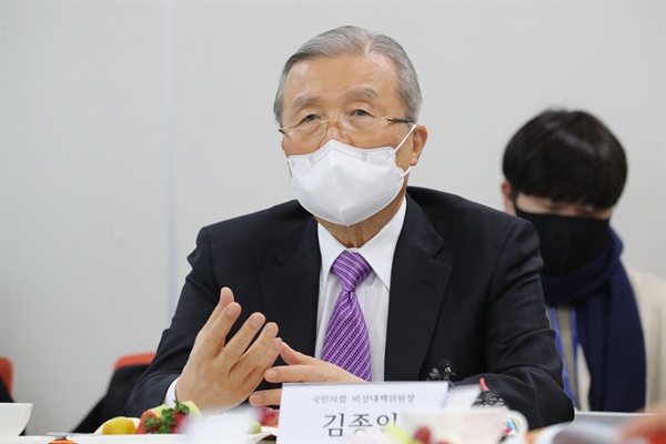  국민의힘 김종인 비상대책위원장이 9일 오후 서울 서대문구의 한 미혼한부모가족 복지시설을 방문, 발언하고 있다.