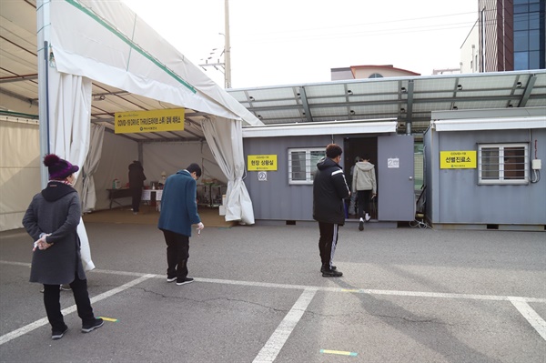  11일 연휴 첫날 코로나 검사를 받으러 오는 시민들이 여수시보건소 주차장 선별진료소에서 순서를 기다리고 있는 모습