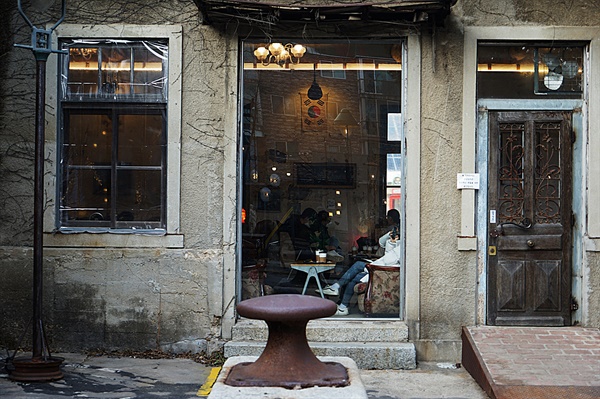  강화읍 조양방직 카페 미술관에서 커피를 마시는 사람들