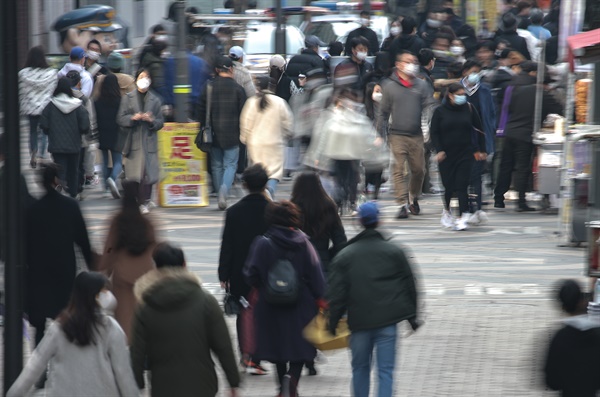 비정형적 노동자들과 자영업자들 상당수가 사회보험과 사회수당 그리고 선별적 프로그램인 공공부조의 혜택을 받지 못하고 있다. 사진은 서울 중구 명동 거리를 오가는 시민들. 2021.2.13