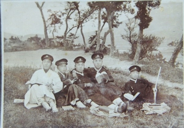박재혁과 친구들 -박재혁(왼쪽) 의사가 부산공립상업학교 재학시절 친구들과 찍은 사진. 