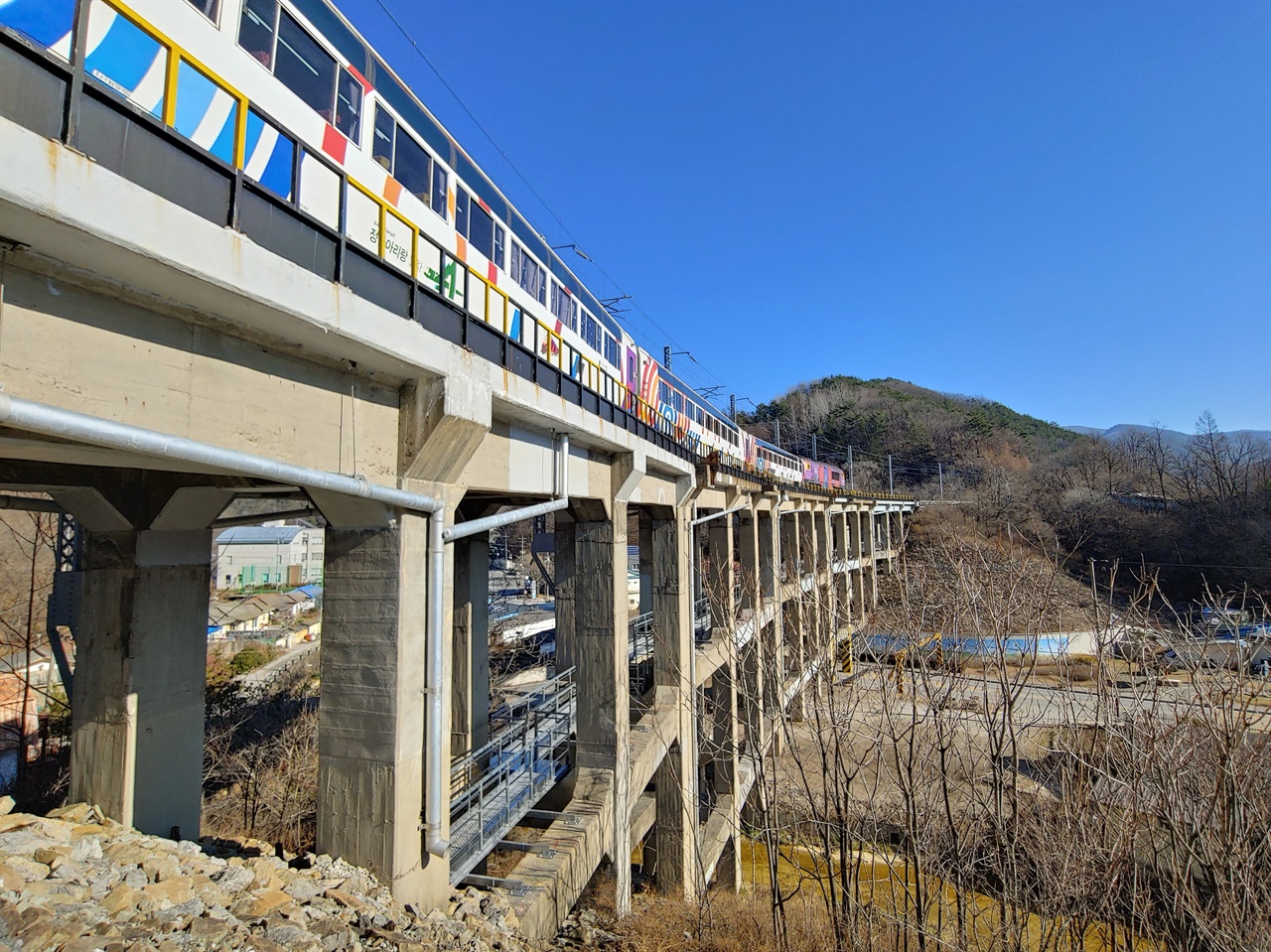 태백선이 지나는 조동철교 다리 위를 느리게 기차가 지나고 있다. 열차 등반 한계구배 때문이다.
