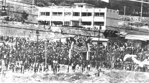 사북항쟁 당시 모습 인구 3만 도시에서 광부와 그 가족 6000여 명이 항쟁에 나선다. 1980년 4월 21일부터 24일까지 항쟁을 이어간다.