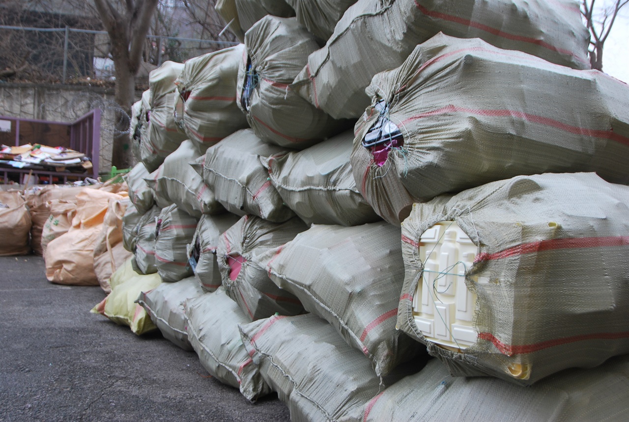  주민들이 배출한 재활용품은 마대 포대에 담아 일정량이 모이면 업체에서 수거해가고 있다.