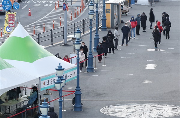 서울역광장에 마련된 코로나19 임시선별검사소 내에서 코로나 검사를 기다리고 있는 사람들 

