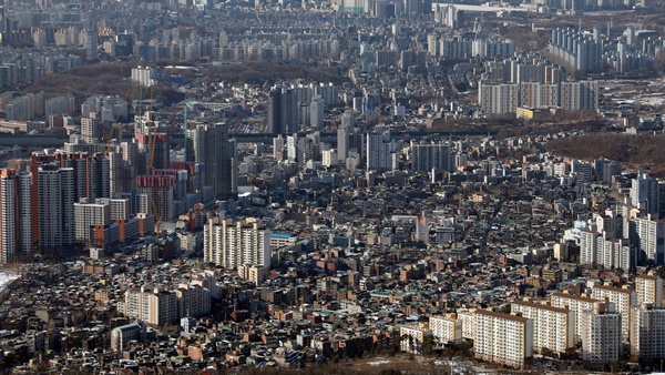  정부가 25번째 부동산 대책을 발표한 4일 남한산성에서 바라 본 서울 모습. 정부는 서울 등 대도시의 주택 공급을 획기적으로 늘리기 위해 공공이 직접 시행하는 재건축·재개발 사업을 추진한다. 2025년까지 서울에만 32만호 등 전국에 83만6천 호의 주택을 공급을 목표로 한다. 