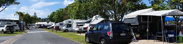  캠핑장에 늘어선 캐러밴, 호주 사람 중에는 캐러밴을 가지고 여행하는 사람이 많다는 것을 쉽게 짐작할 수 있다.