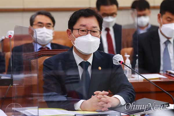  박범계 법무부 장관이 18일 오전 국회에서 열린 법제사법위원회 전체회의에서 의원들의 질문에 답변하고 있다.
