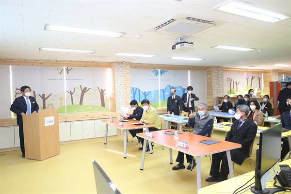  박종훈 경남도교육감은 명서초등학교를 찾아 '거점통합돌봄센터(늘봄)' 공사 현장을 점검했다.
