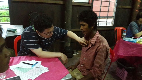  캄보디아에서 환자를 진료 중인 외과의사 고창대.