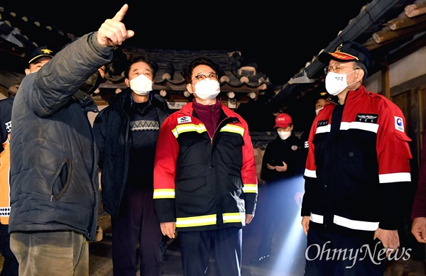  이철우 경북도지사가 안동시 임동면 망천리 산에서 발생한 산불을 진화하고 있는 소방대를 방문해 상황을 점검하고 있다.
