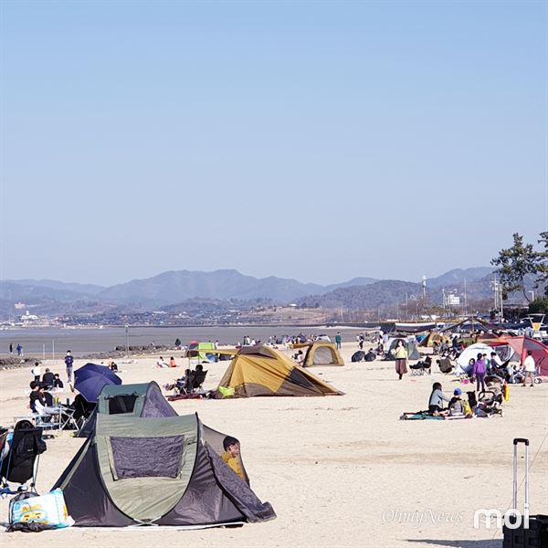캠핑장이 된 백사장 관광객들이 설치한 텐트로 인해 백사장이 캠핑장으로 변했다.