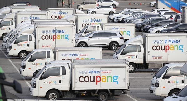  쿠팡이 미국 뉴욕증권거래소 상장을 추진 중인 가운데 16일 오전 서울 서초구의 한 주차장에 쿠팡 배송 차들이 세워져 있다.
