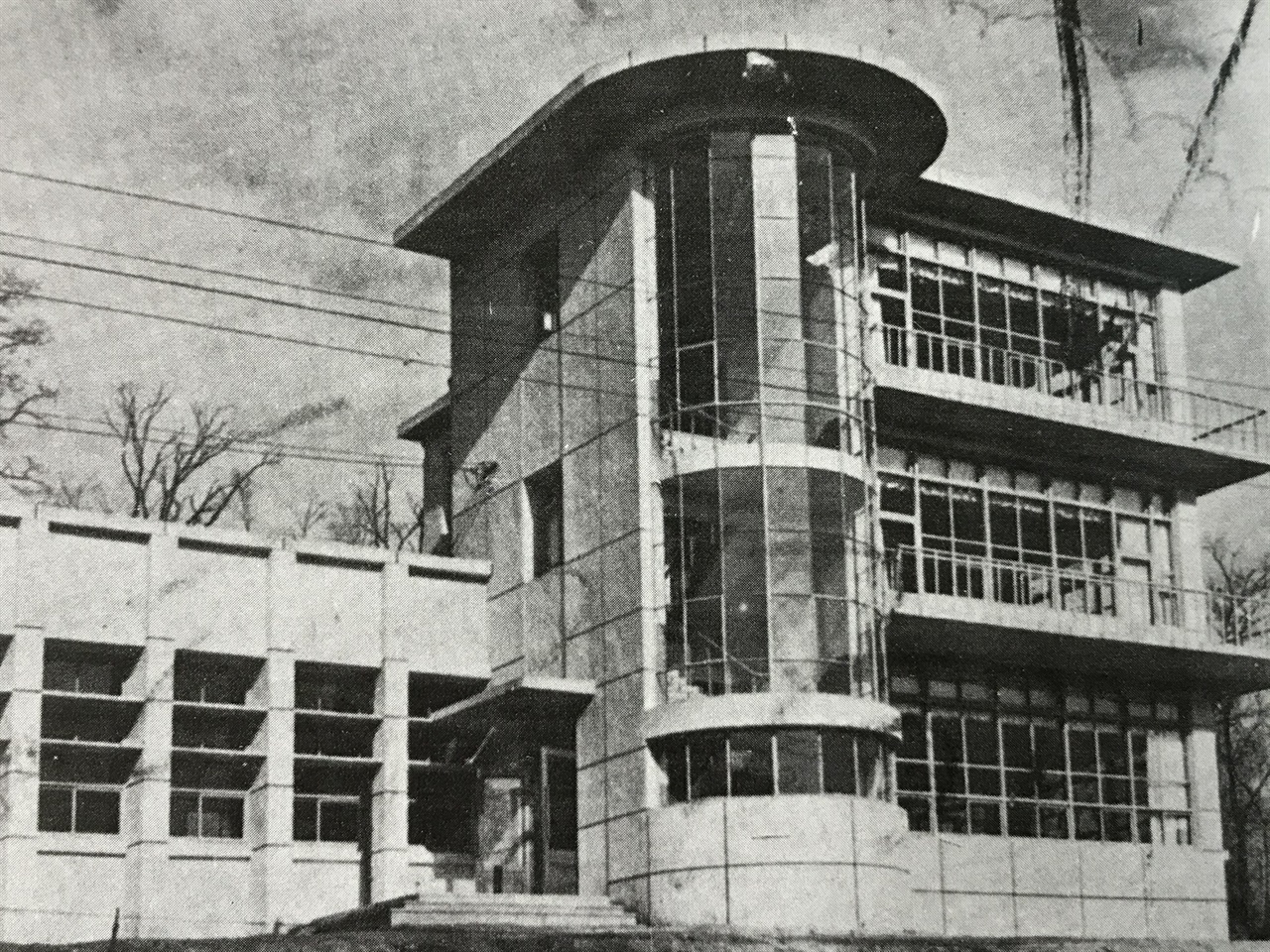대한민국 정부 수립 후 처음으로 문을 연 학교도서관은 진주여고 도서관이다. 진주여고는 1952년 3월 도서관을 개관했으나 독립 건물로 도서관을 마련하진 않았다. 제물포고 도서관은 해방 이후 ‘독립 건물’로 새로 지은 최초의 학교도서관으로 알려져 있다. 개관 당시 1층이었던 좌측 건물동은 1969년 증축해서 2층이 되었다. 