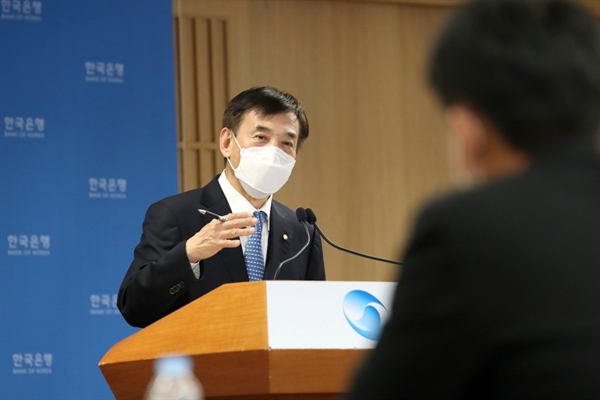  이주열 한국은행 총재가 25일 오전 서울 중구 한국은행에서 열린 통화정책방향 기자간담회에서 발언하고 있다.